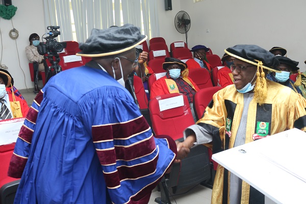 Prof. Adamu hand shake the lecturer